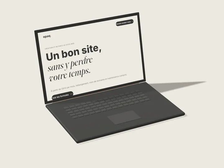 Un ordinateur portable ouvert sur une page simple : un titre, une phrase, un bouton.