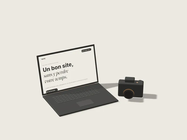 Un ordinateur portable et un appareil photo posé à côté.